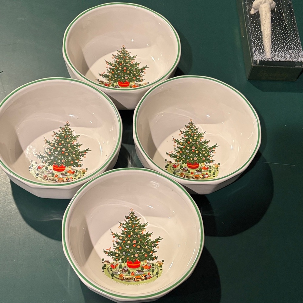 Set 4 Pfaltzgraff Christmas Heritage Soup/cereal bowl